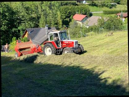 Bild 2:Lohnpressen mit Kleinballenpresse