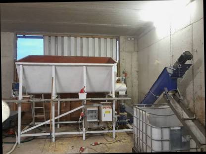 Bild 2:Pelletpresse mit Bunker und Kühlstrecke
