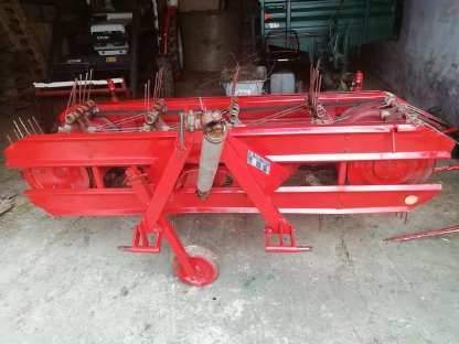 Bild 2:Bandrechen Pöttinger Heuraupe 200