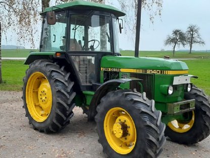 John Deere 2140