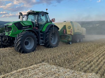 Bild 2:Lohnarbeit Quaderballenpressen mit Häcksler und Schneidwerk