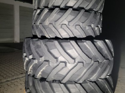 Pirelli TM800: 650/65R38, 540/65R28