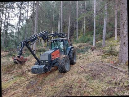 Valtra 8400 mit Forstaufbau, Kran und Rückeanhänger