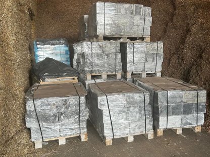 Bild 6:Maisballen, Dürrfutter usw.