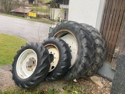 Kompletträder Steyr 8075 11.2/10-24 und 340/85R36