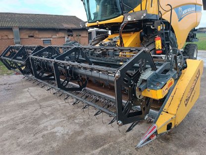 Bild 5:Mähdrescher New Holland CX 5.90 Lateral