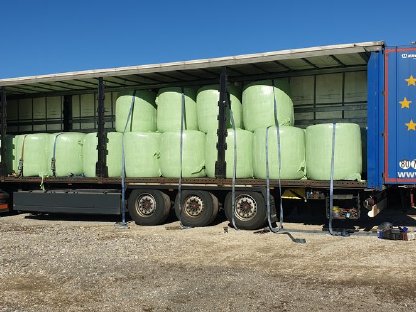 Bild 2:Maisballen, Dürrfutter usw.