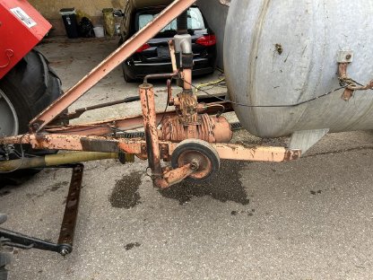 Bild 3:Bauer Güllefass