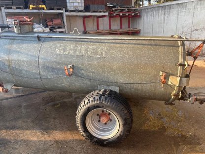 Bild 2:Bauer Güllefass