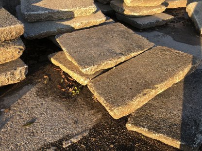 Bild 7:Alte Gredplatten Traufenpflaster Granitplatten